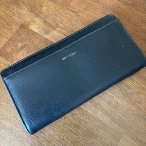 MATT & NAT black vegan zippered wallet with multiple inner compartments 8X4
